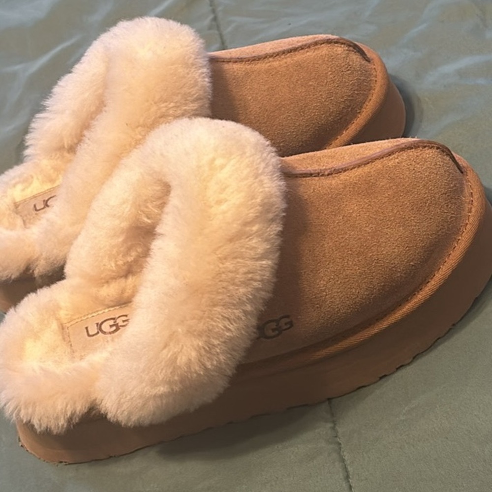 NEW without tags  size 7 Ugg platform disquette slipper in chestnut